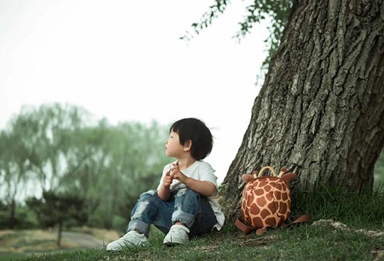 孩子“窝里横，外面怂”？多半和父母这3种行为有关