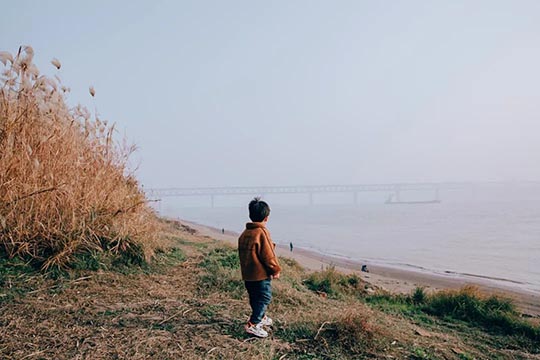 面对情绪崩溃的孩子，学会这位妈妈的3句话，比吼一万句还管用
