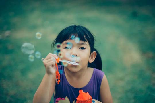 每一个消极冷谈孩子的父母，可能有这12种行为，伤害了孩子