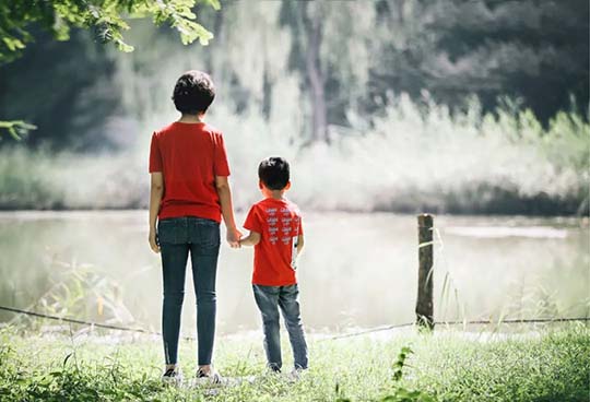 “妈妈，同学家有五套房，我们家有几套？” 你的回答很重要