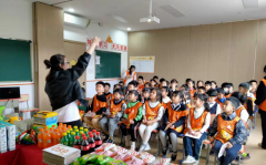 梅姨被抓了，可家长心里的石头真的落地了吗？